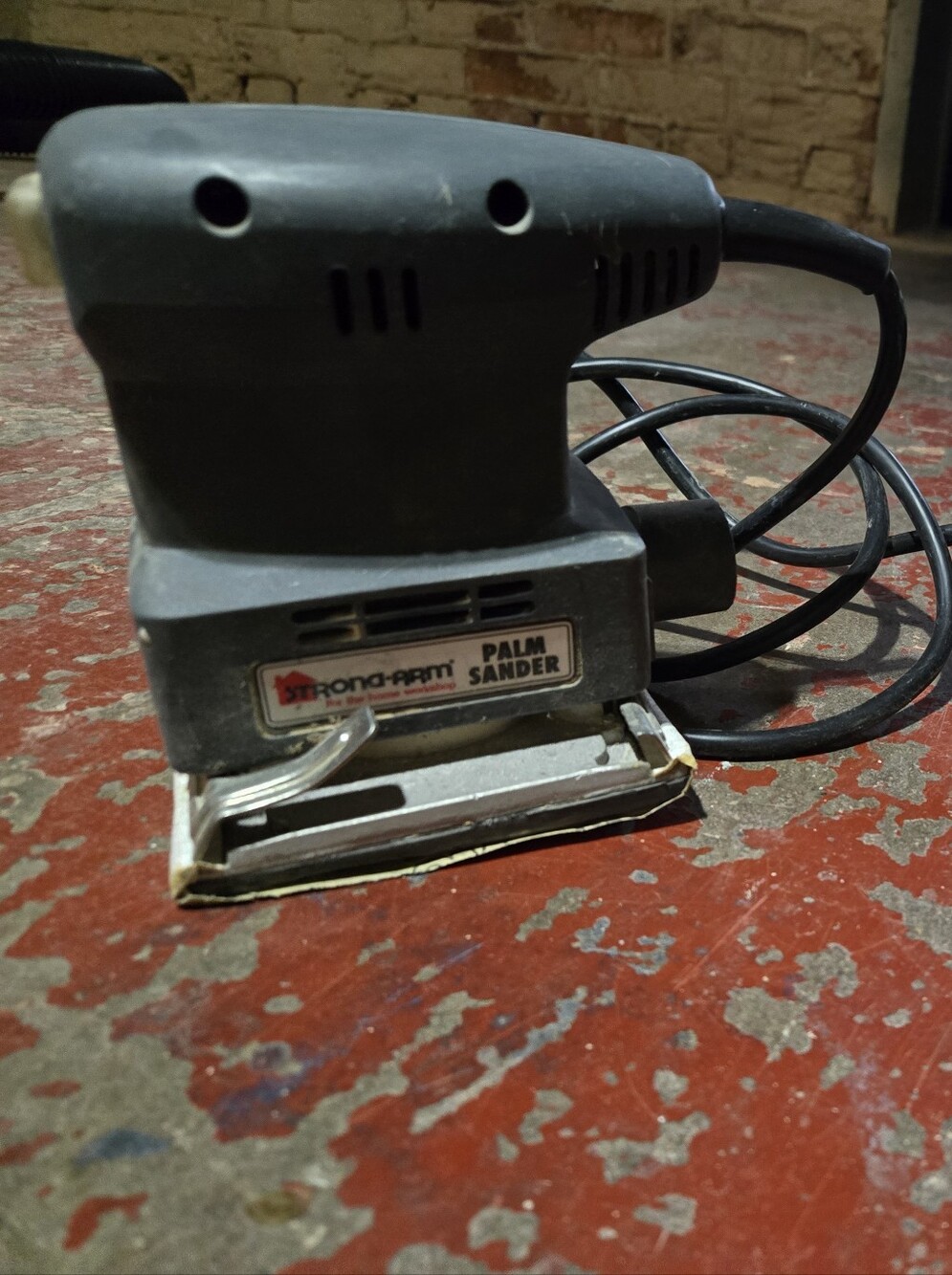 Strona Arm Wired Palm Sander Black